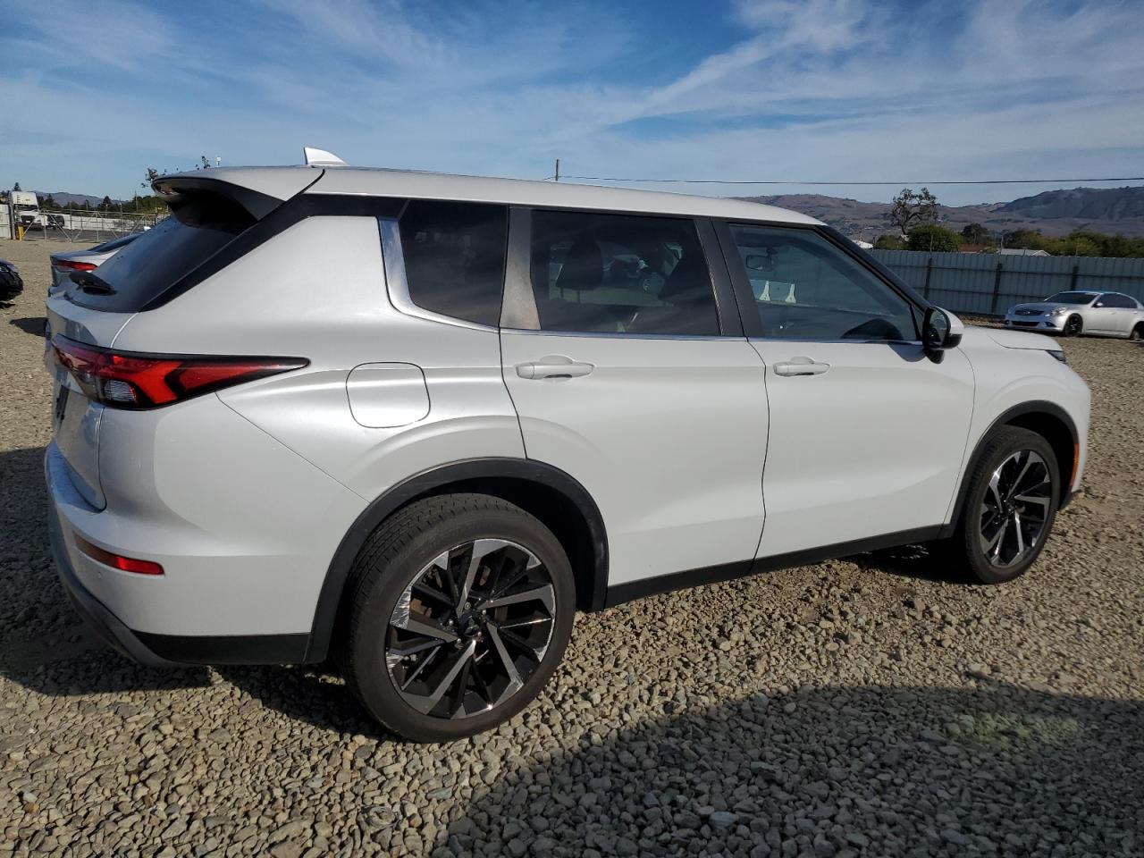 MITSUBISHI OUTLANDER ES