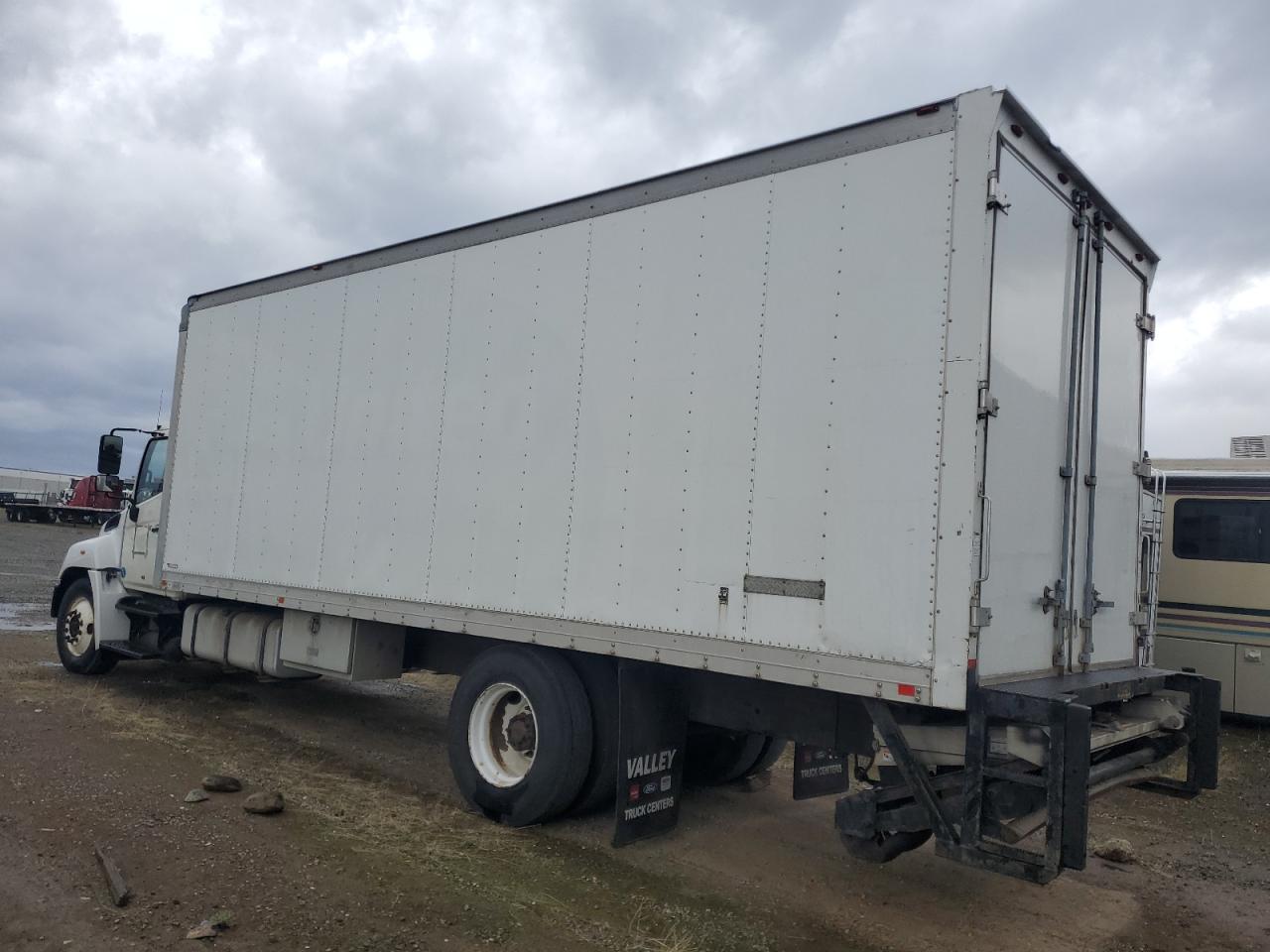 Lot #3280582453 2012 HINO 258/268