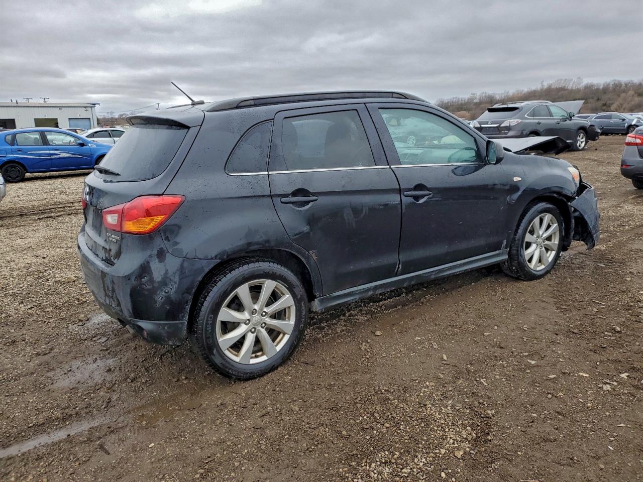 MITSUBISHI OUTLANDER SE