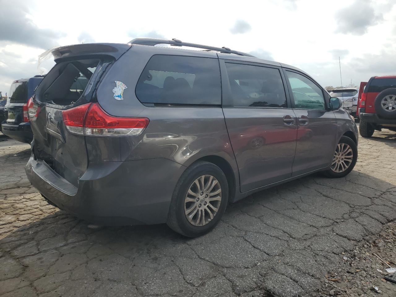 TOYOTA SIENNA XLE