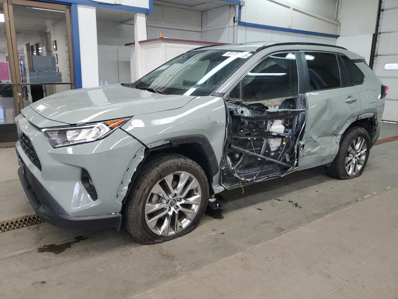 TOYOTA RAV4 XLE PREMIUM