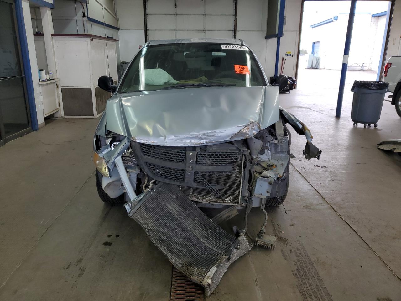 Lot #3317083981 2003 DODGE CARAVAN SE