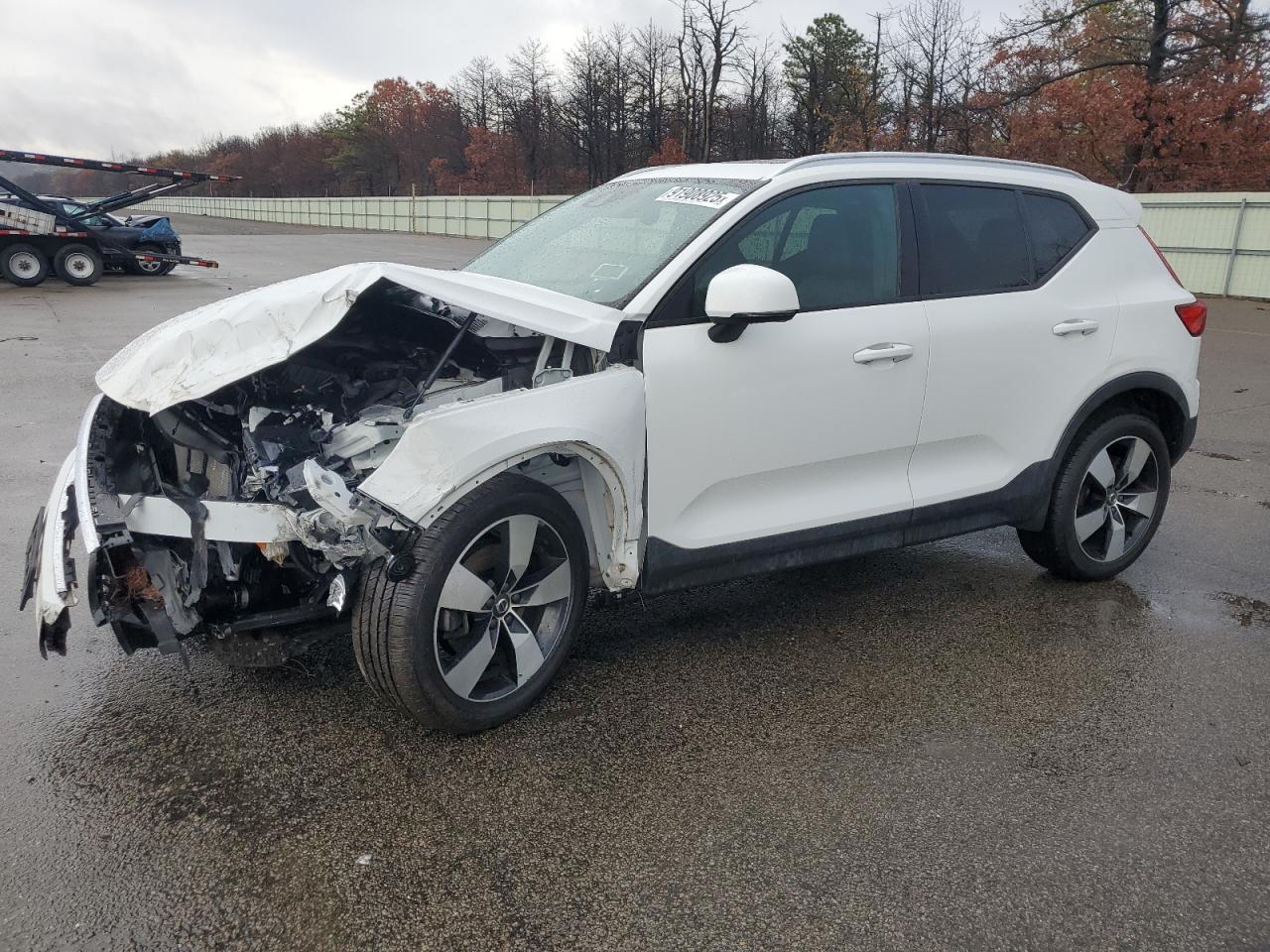 VOLVO XC40 T5 MOMENTUM