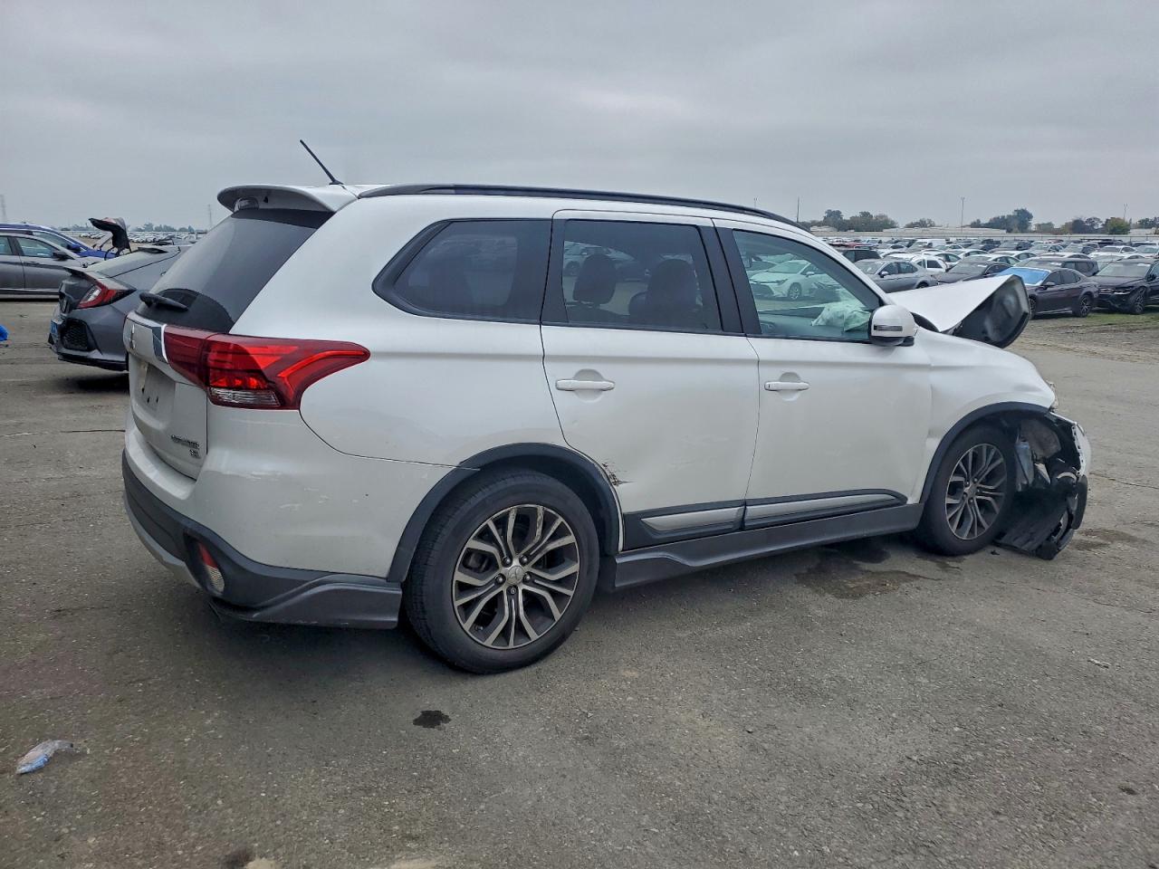 MITSUBISHI OUTLANDER SE
