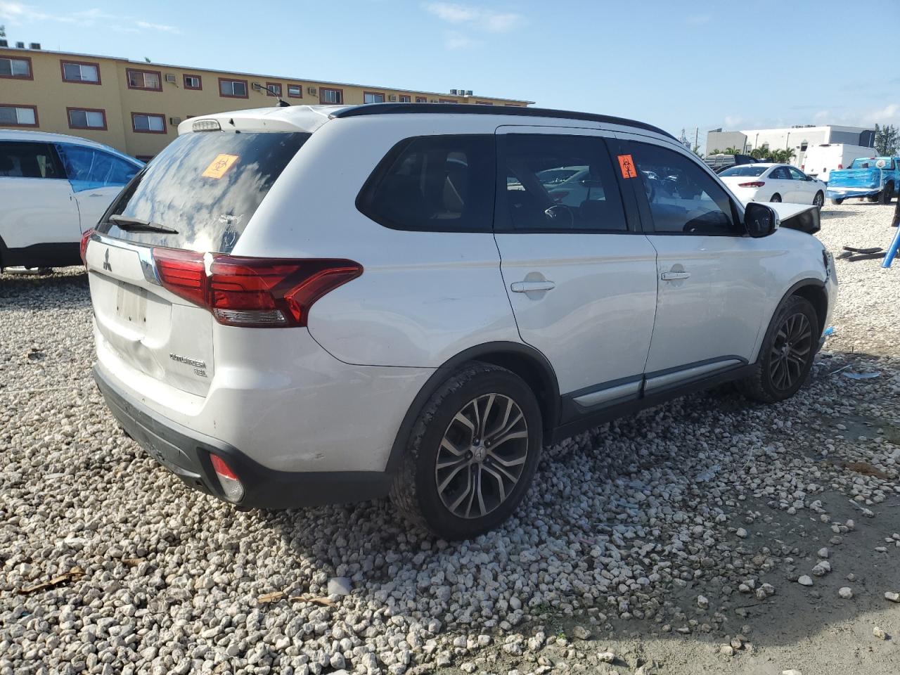 MITSUBISHI OUTLANDER SE