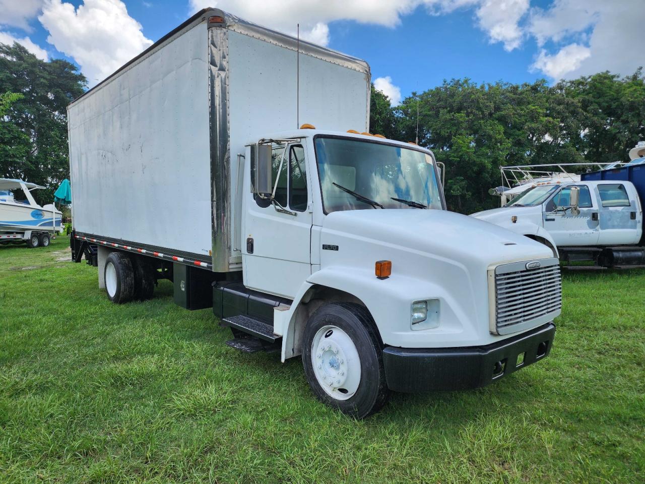 Lot #3287484010 1997 FREIGHTLINER MEDIUM CON