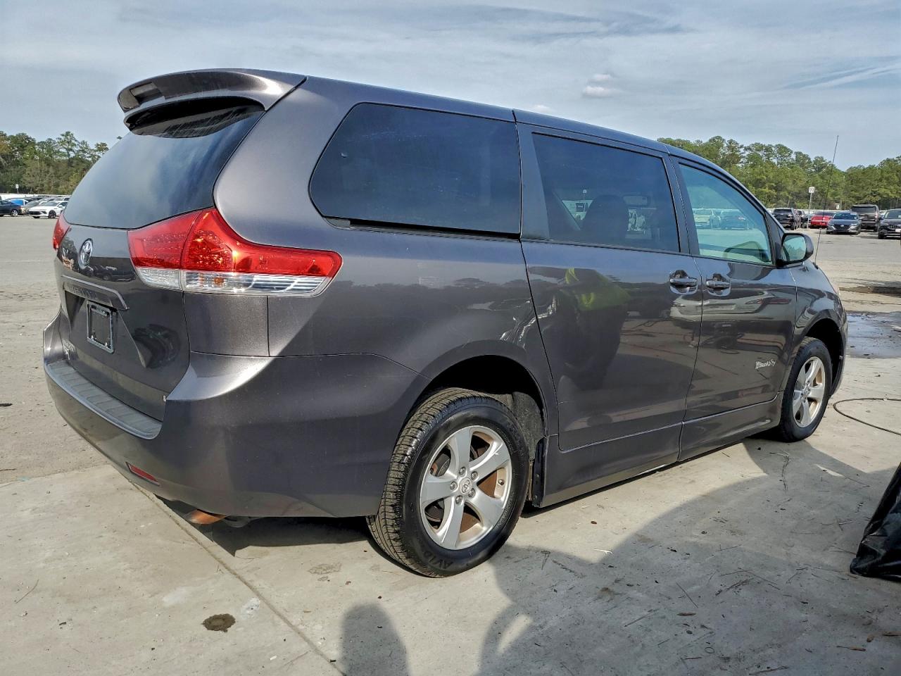 Lot #3301794331 2011 TOYOTA SIENNA LE