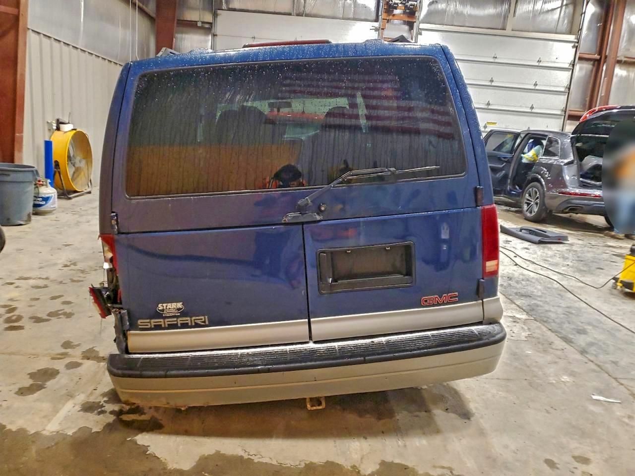 Lot #3311891203 2000 GMC SAFARI XT