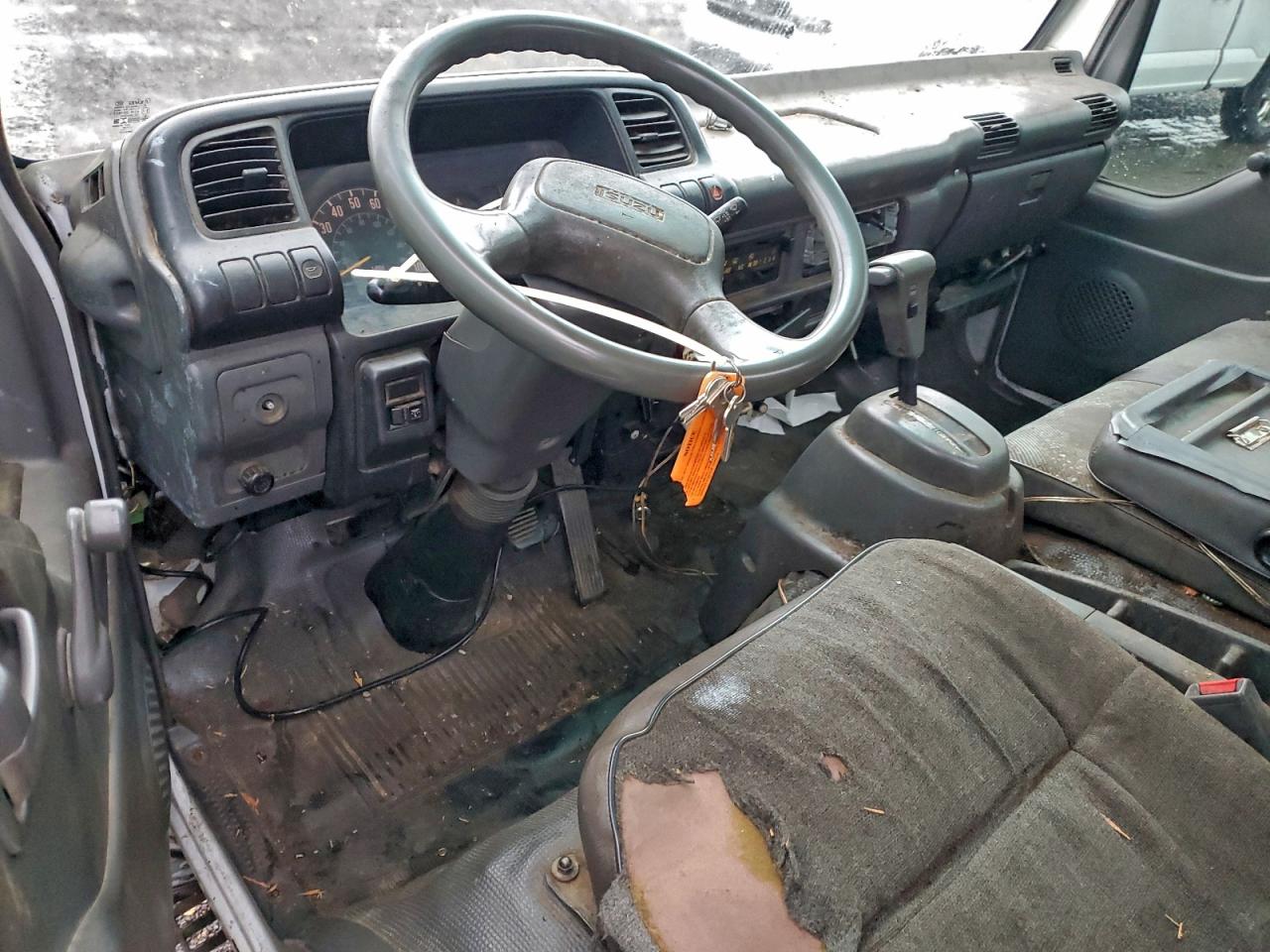 Lot #3302718000 1999 ISUZU NPR