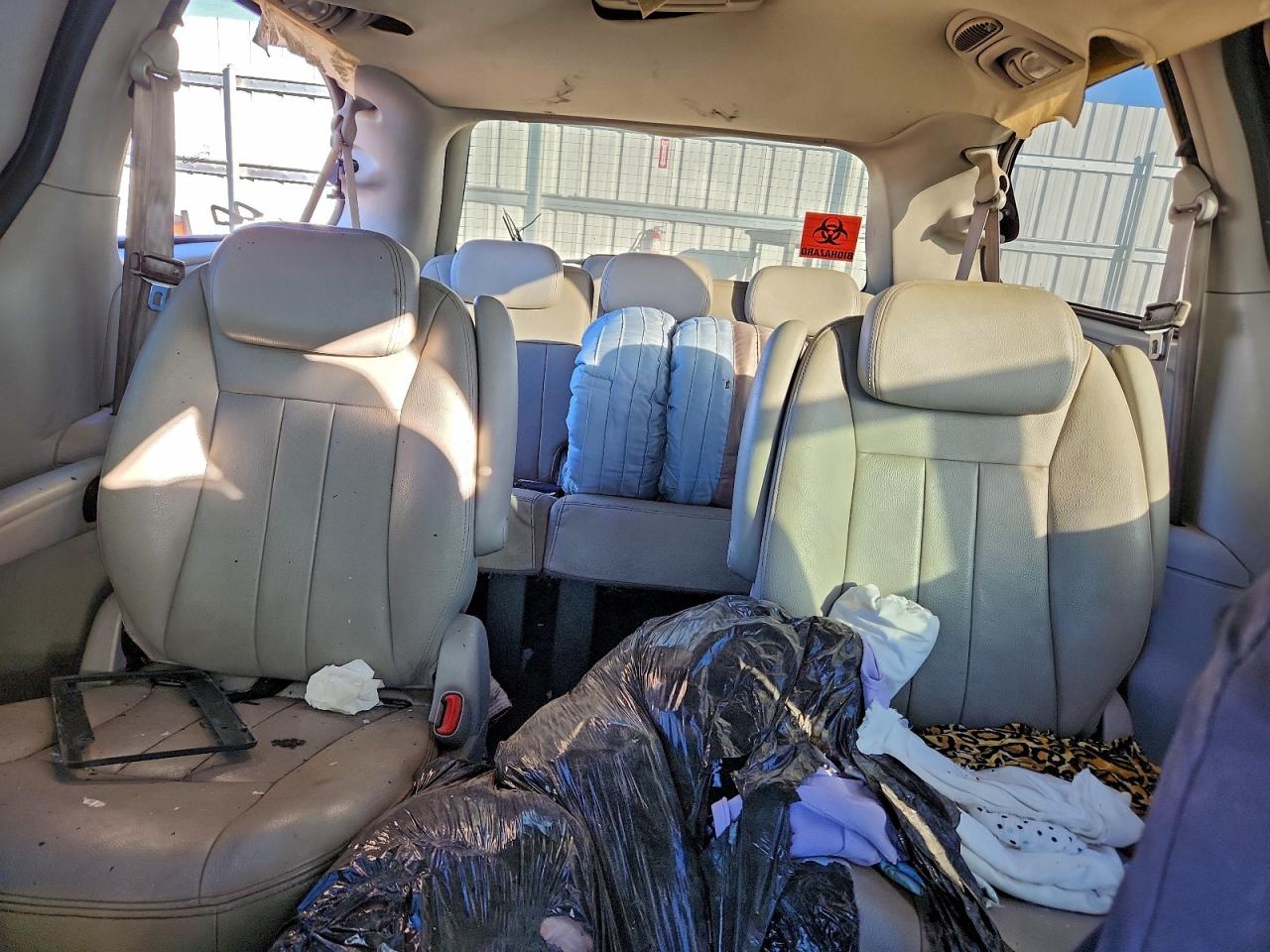 Lot #3302905016 2005 CHRYSLER TOWN & COU