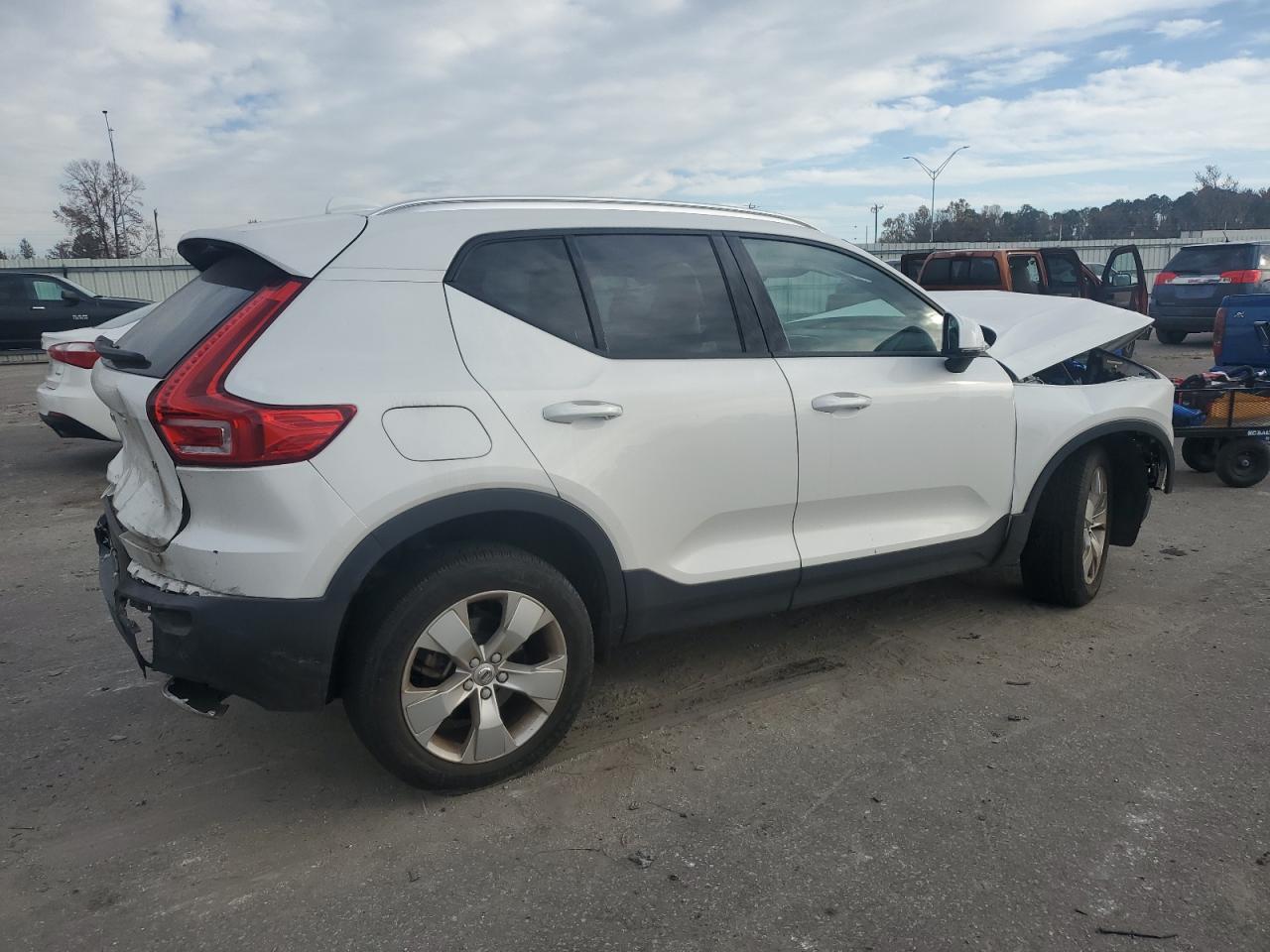VOLVO XC40 T4 MOMENTUM