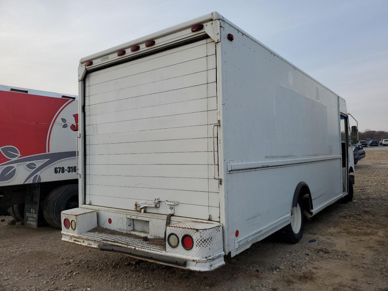 Lot #3310411966 2001 FREIGHTLINER CHASSIS M