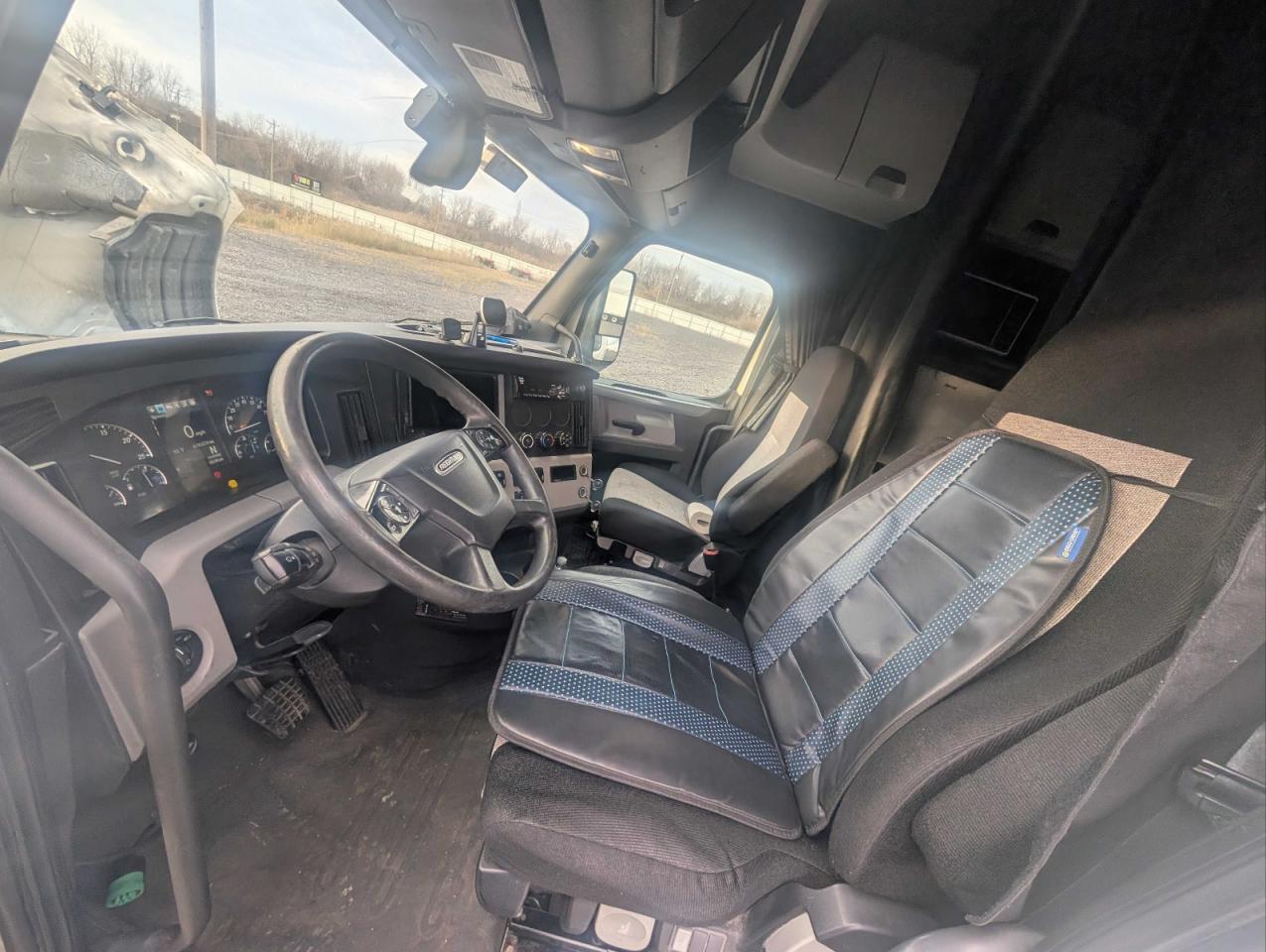 Lot #3291300457 2018 FREIGHTLINER CASCADIA 1