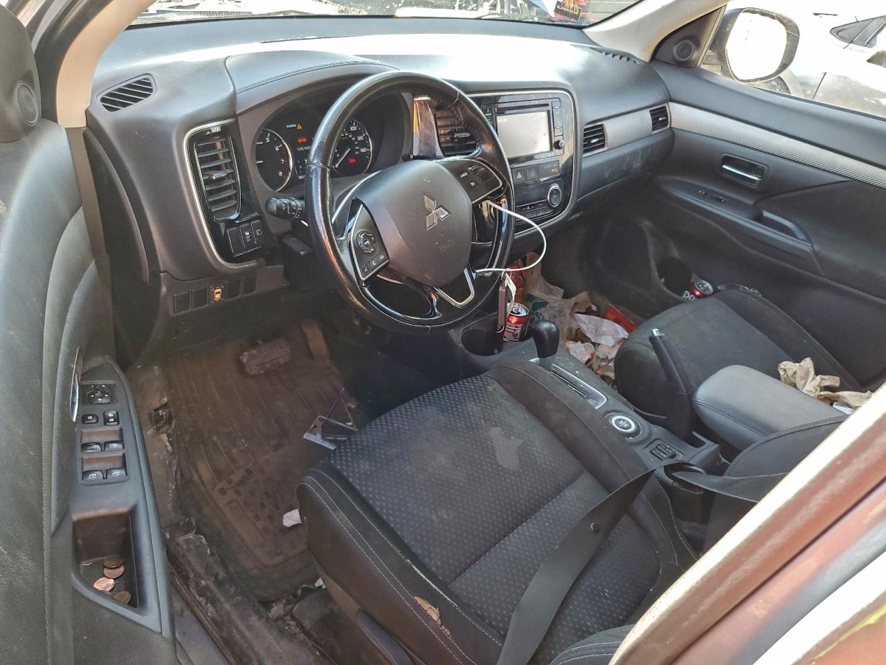 MITSUBISHI OUTLANDER SE