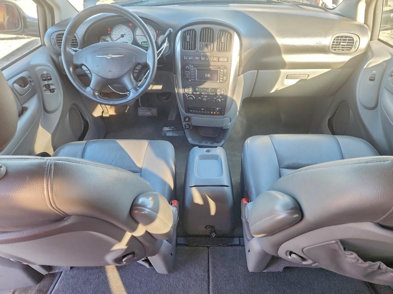 Lot #3297106529 2005 CHRYSLER TOWN & COU