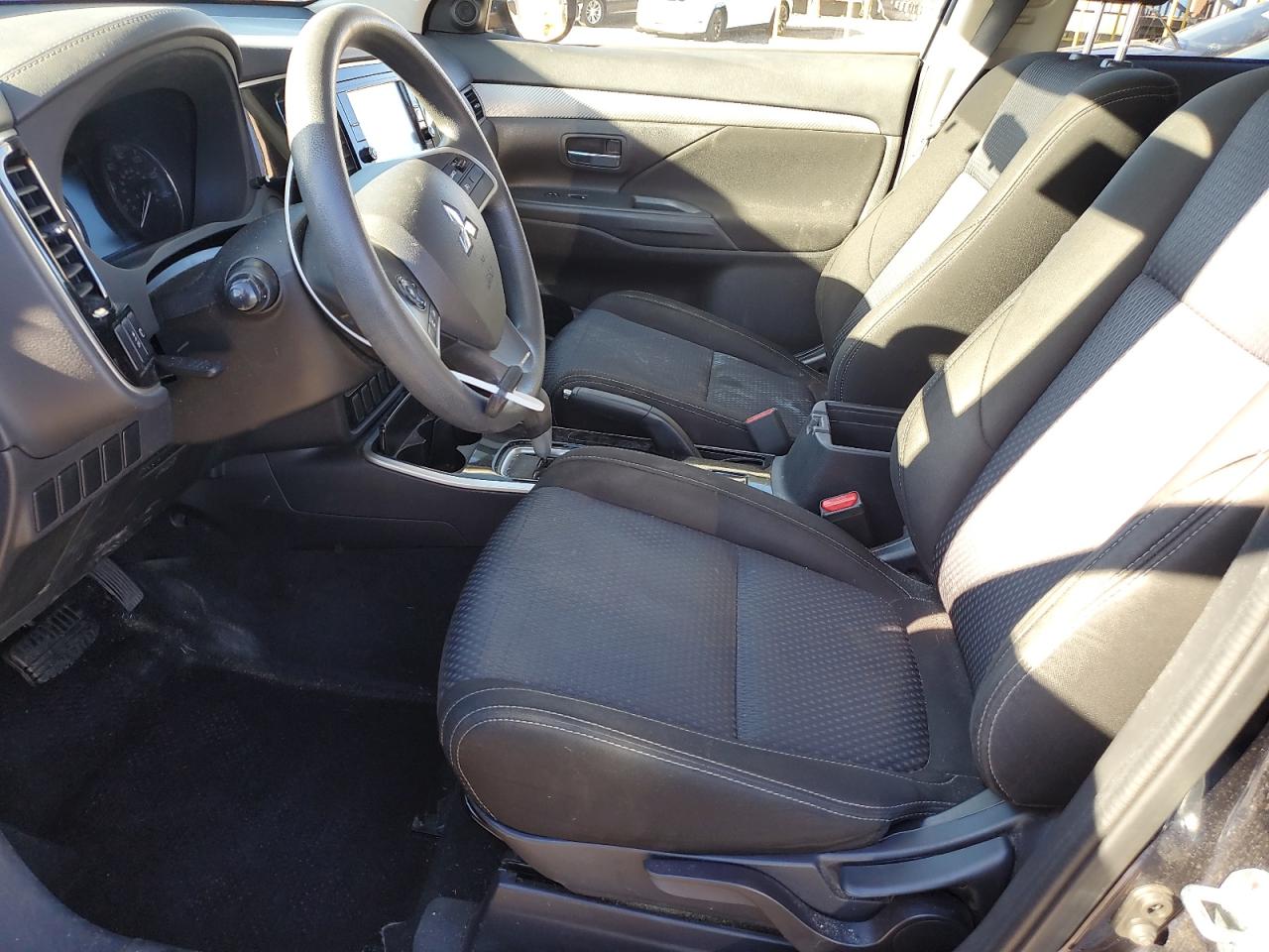 MITSUBISHI OUTLANDER SE