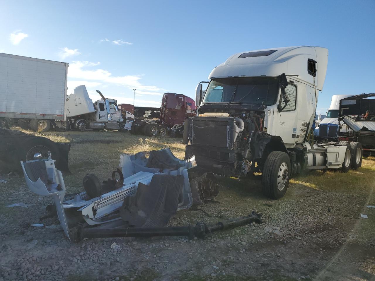 Lot #3286923219 2018 VOLVO VNL