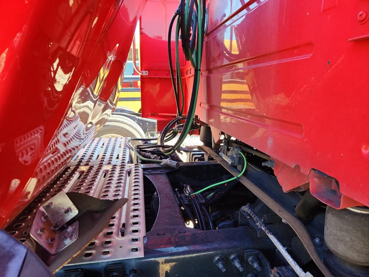 Lot #3302923072 2023 VOLVO VNR