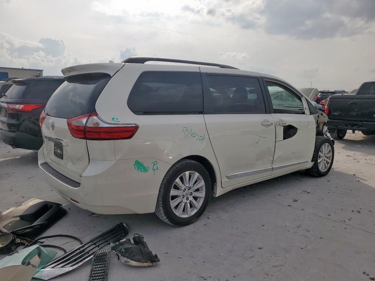 Lot #3318097401 2016 TOYOTA SIENNA XLE
