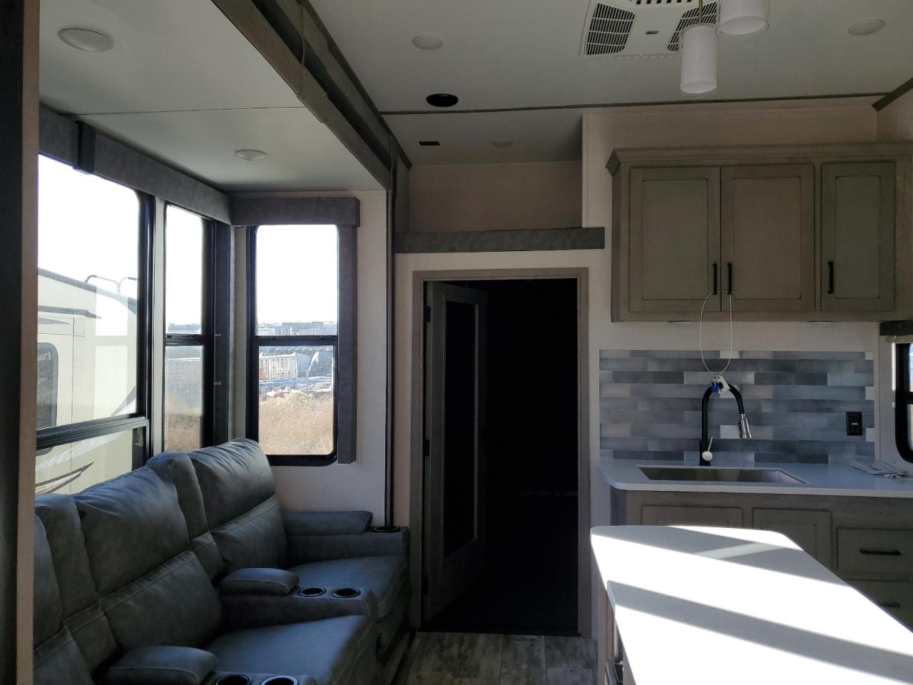 Lot #3290471804 2021 QHJ4 5TH WHEEL