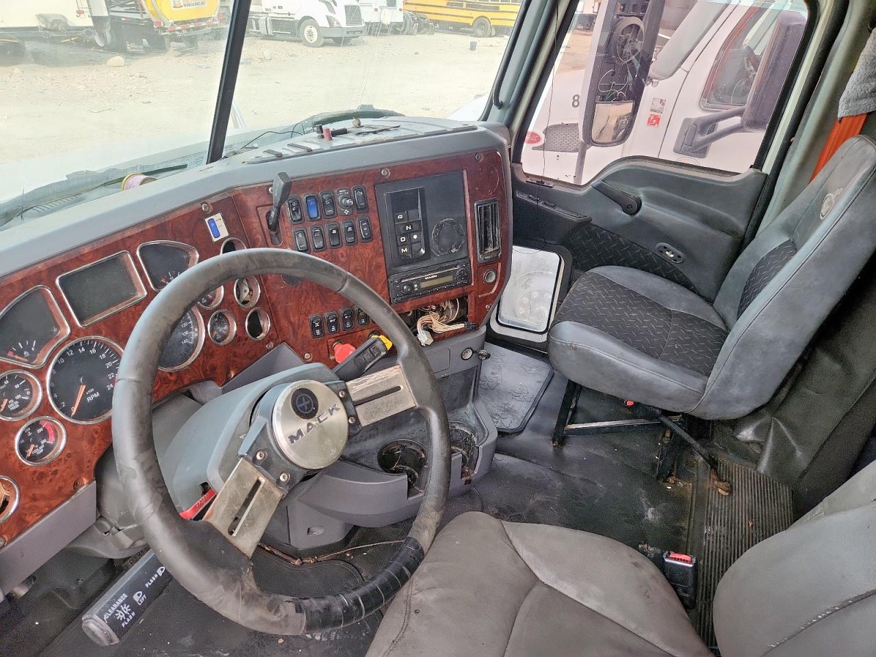 Lot #3296881816 2012 MACK CXU613