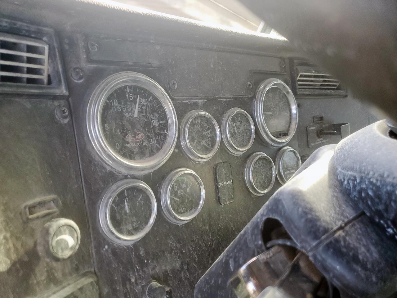 Lot #3318094399 2009 PETERBILT TRACTOR 335