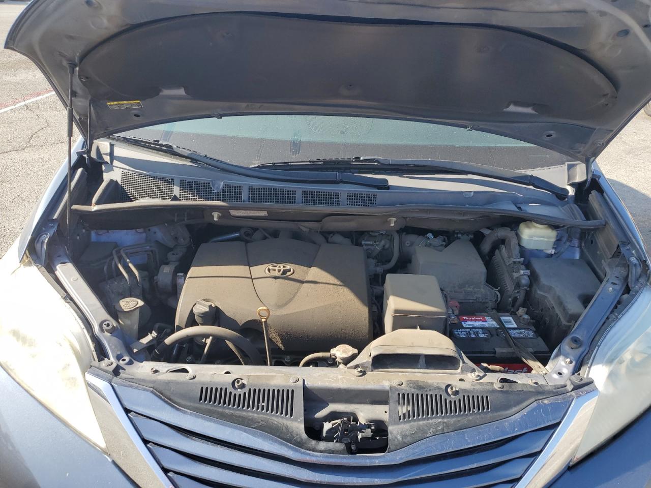 Lot #3304889536 2017 TOYOTA SIENNA LE