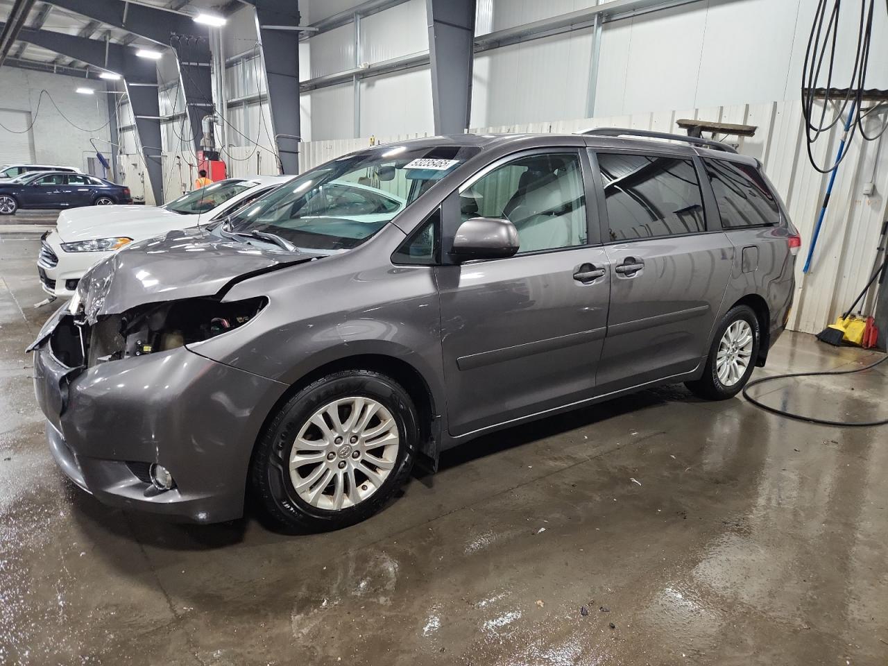 TOYOTA SIENNA XLE