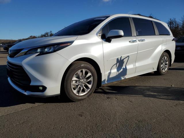 2025 TOYOTA SIENNA XLE #3312585196