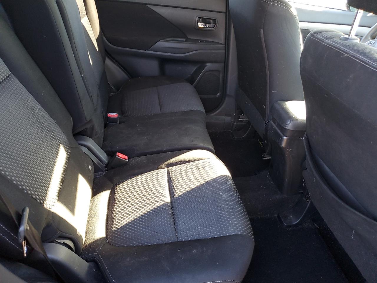 MITSUBISHI OUTLANDER SE