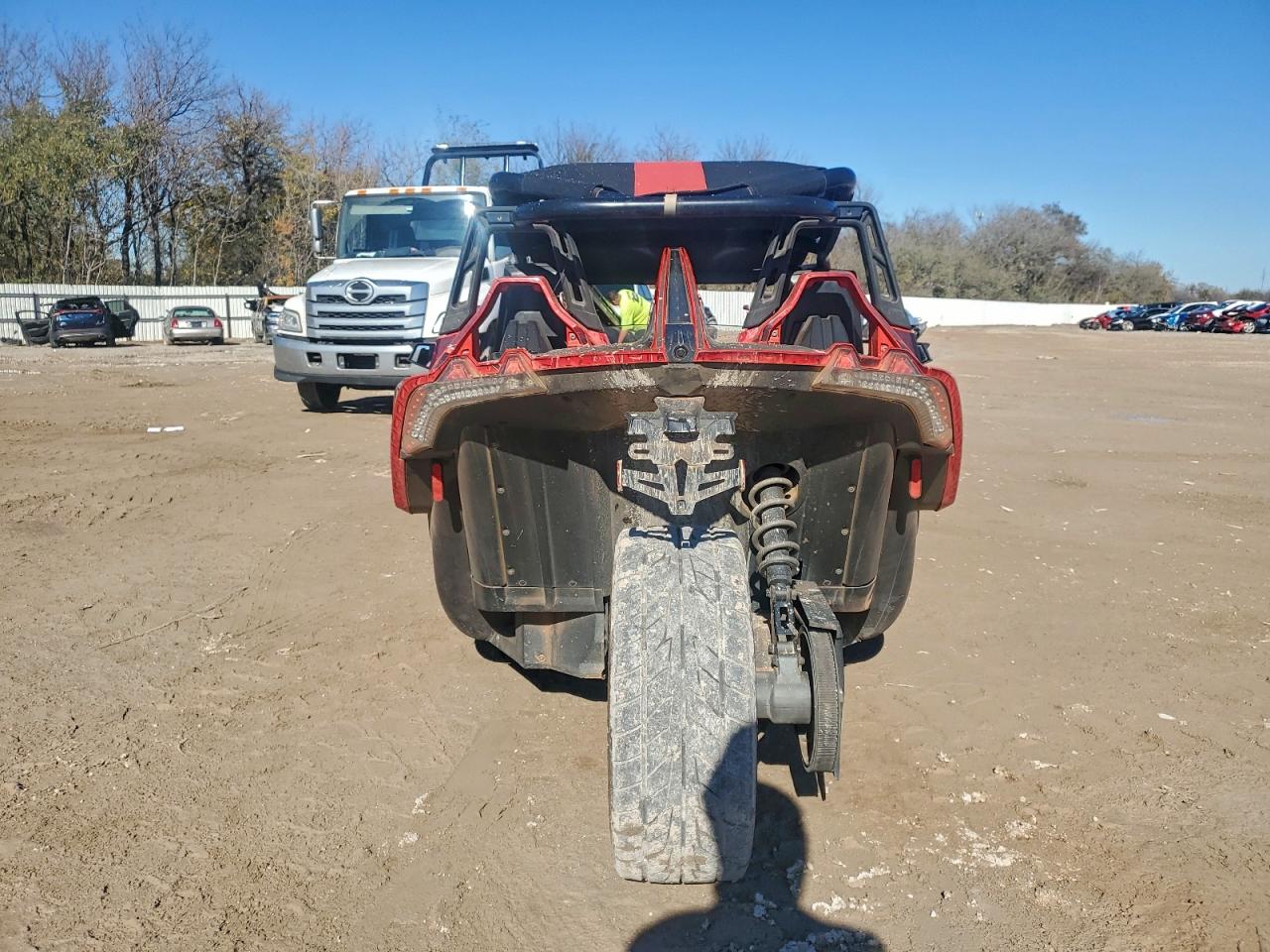 Lot #3297043546 2015 POLARIS SLINGSHOT