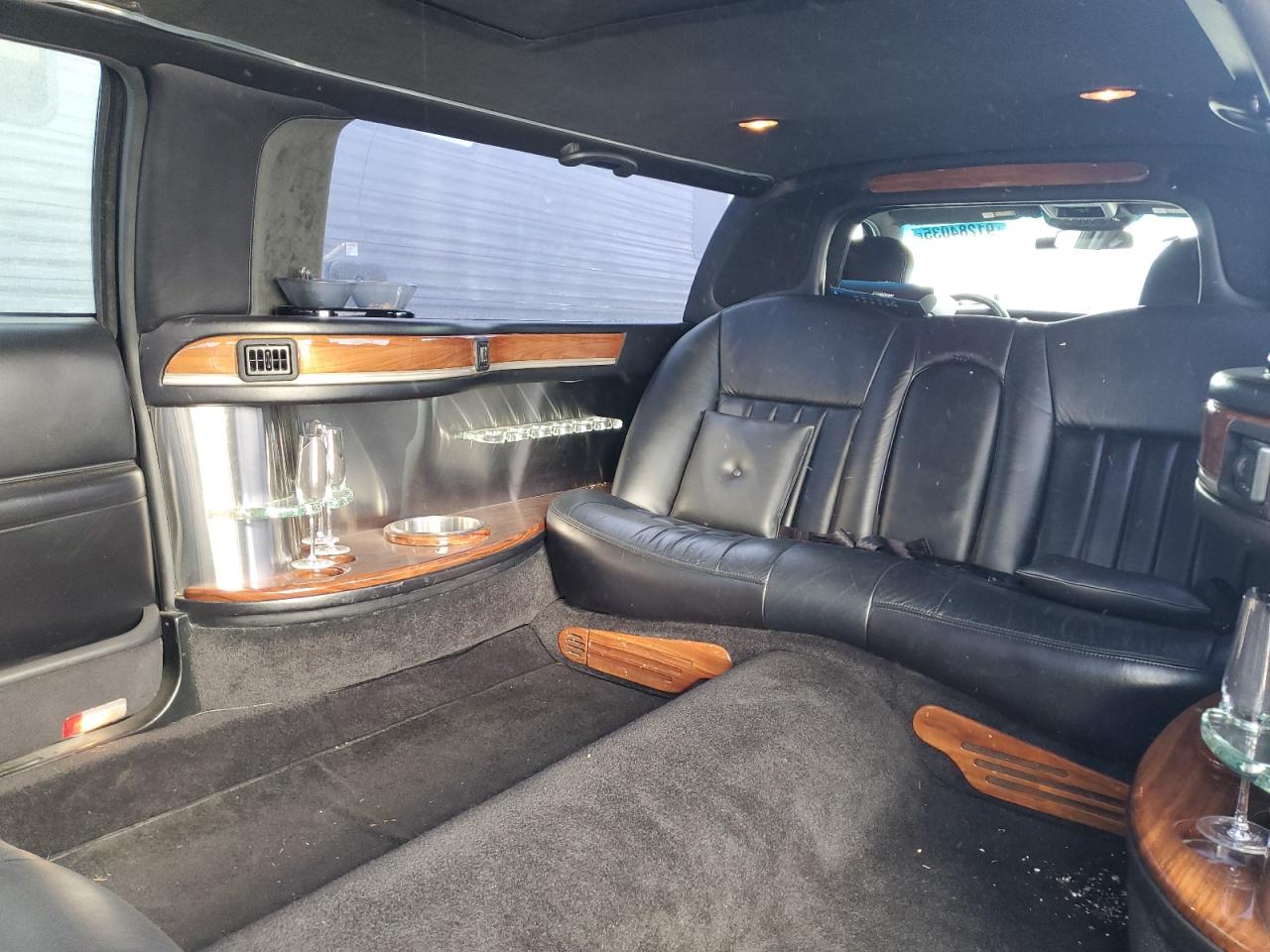 Lot #3297272378 2004 LINCOLN TOWN CAR E