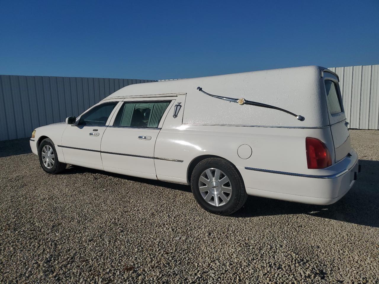 Lot #3297987077 2003 LINCOLN TOWN CAR E