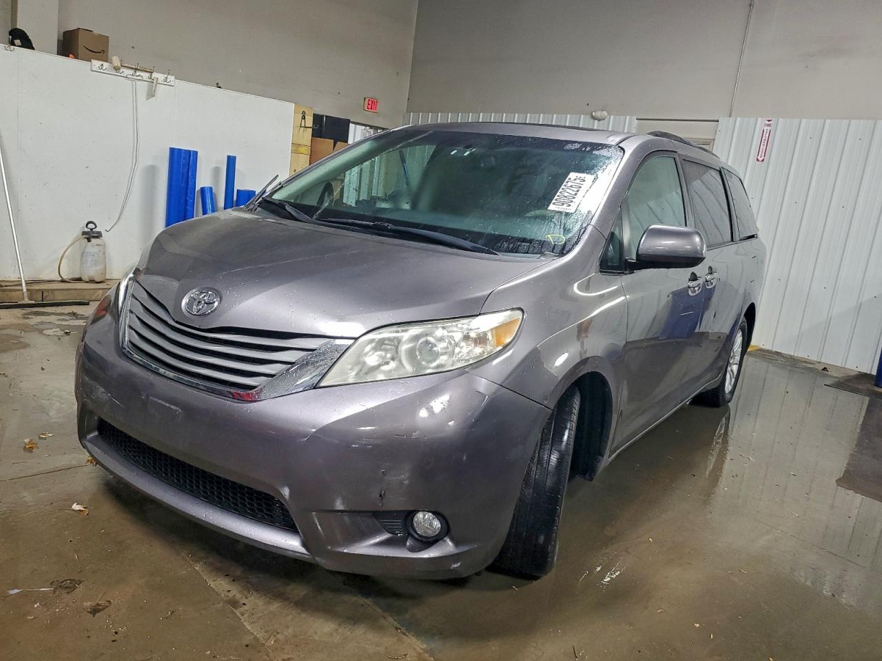Lot #3296409643 2011 TOYOTA SIENNA XLE