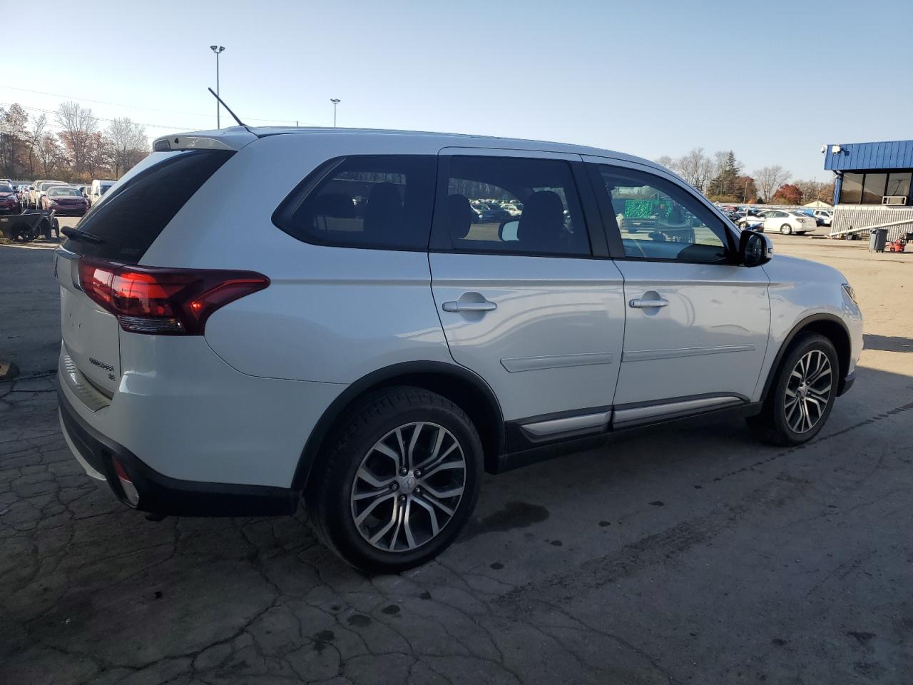 MITSUBISHI OUTLANDER SE
