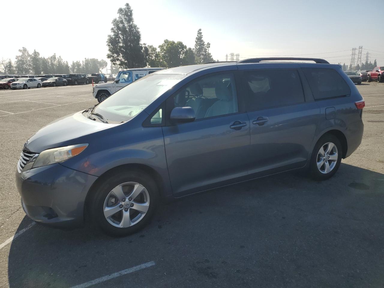 Lot #3304889536 2017 TOYOTA SIENNA LE