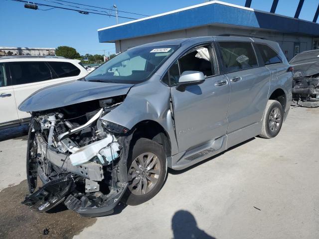 Global Auto Auctions: 2025 TOYOTA SIENNA XLE