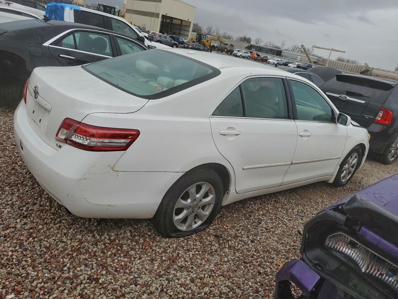 TOYOTA CAMRY BASE