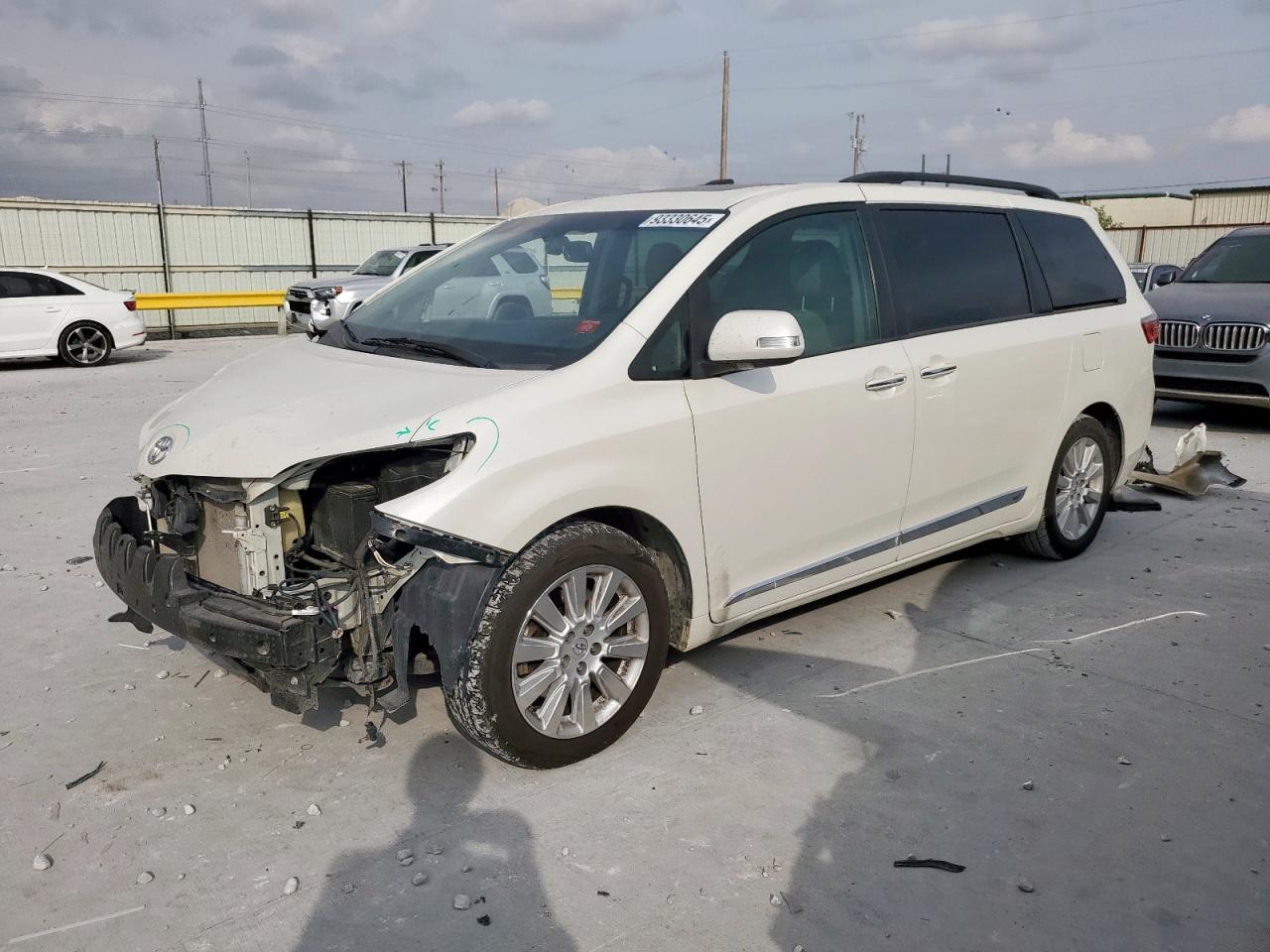 Lot #3318097401 2016 TOYOTA SIENNA XLE