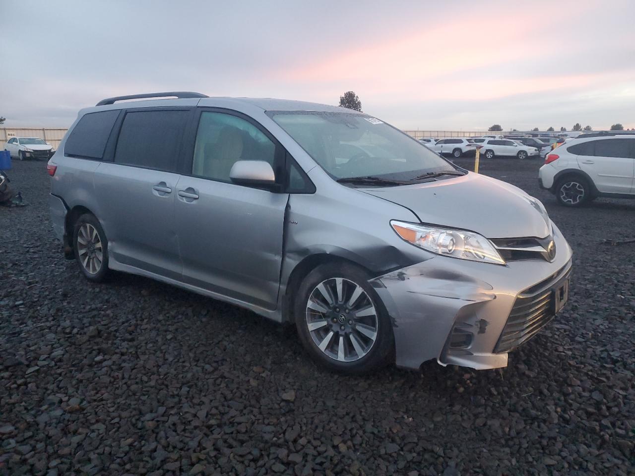 Lot #3298096127 2018 TOYOTA SIENNA LE