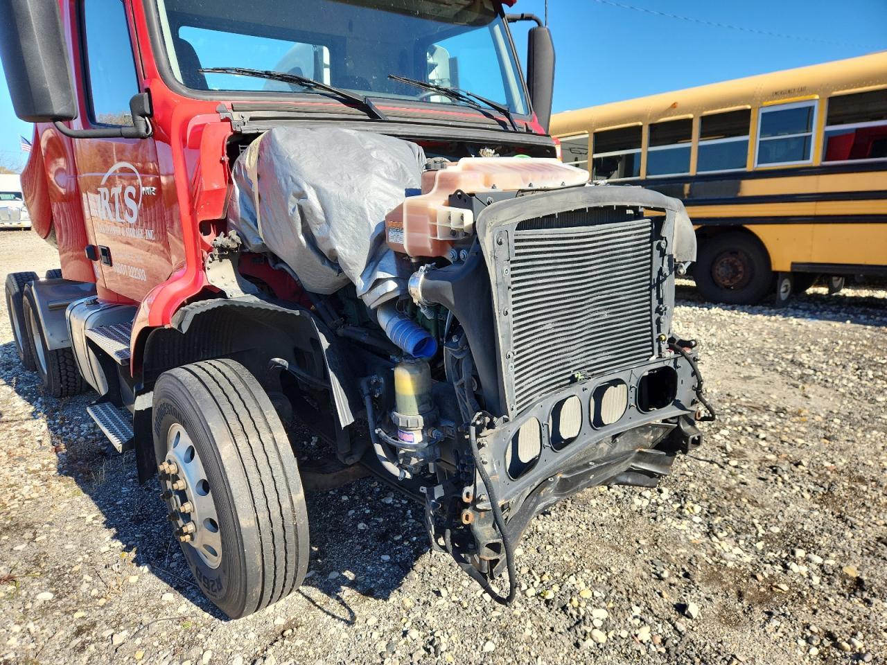 Lot #3302923072 2023 VOLVO VNR