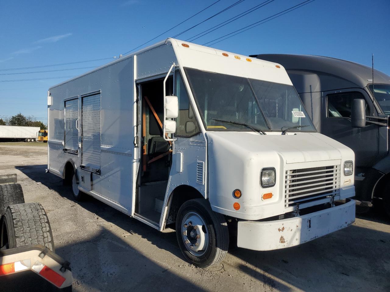 Lot #3310351955 2005 FREIGHTLINER CHASSIS M