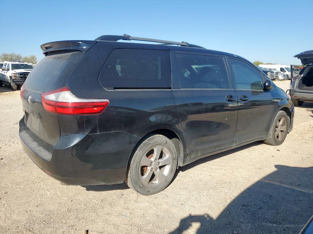 Lot #3279691915 2017 TOYOTA SIENNA LE