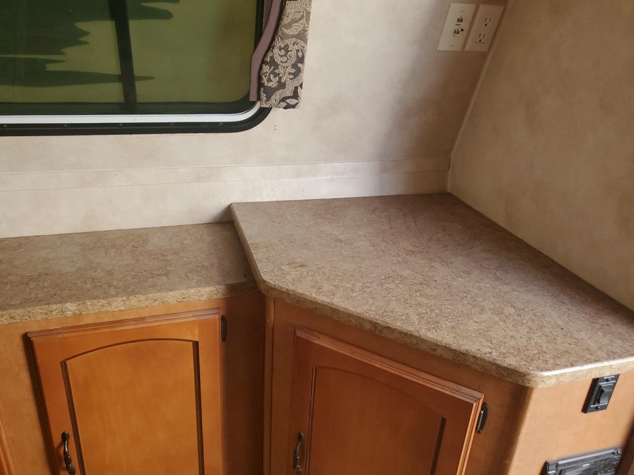 Lot #3285102401 2011 PUMA 5TH WHEEL