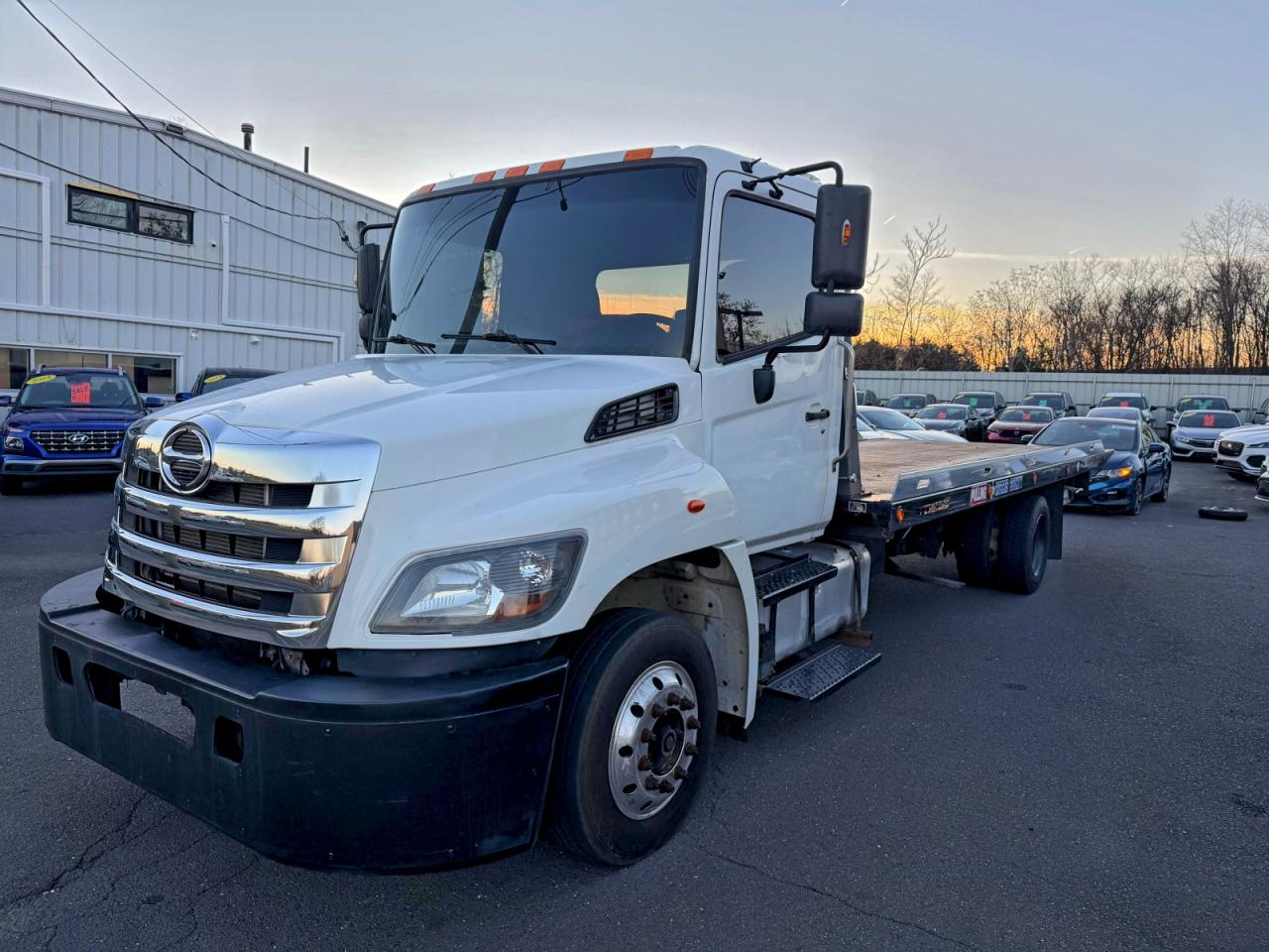 Lot #3297049494 2020 HINO 258/268