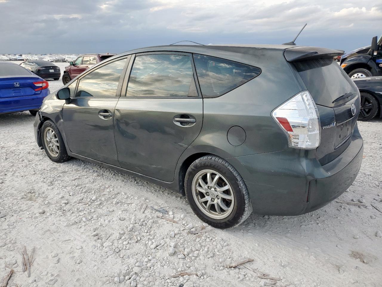 TOYOTA PRIUS V