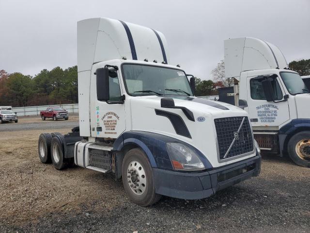 Global Auto Auctions: 2011 VOLVO VN VNL