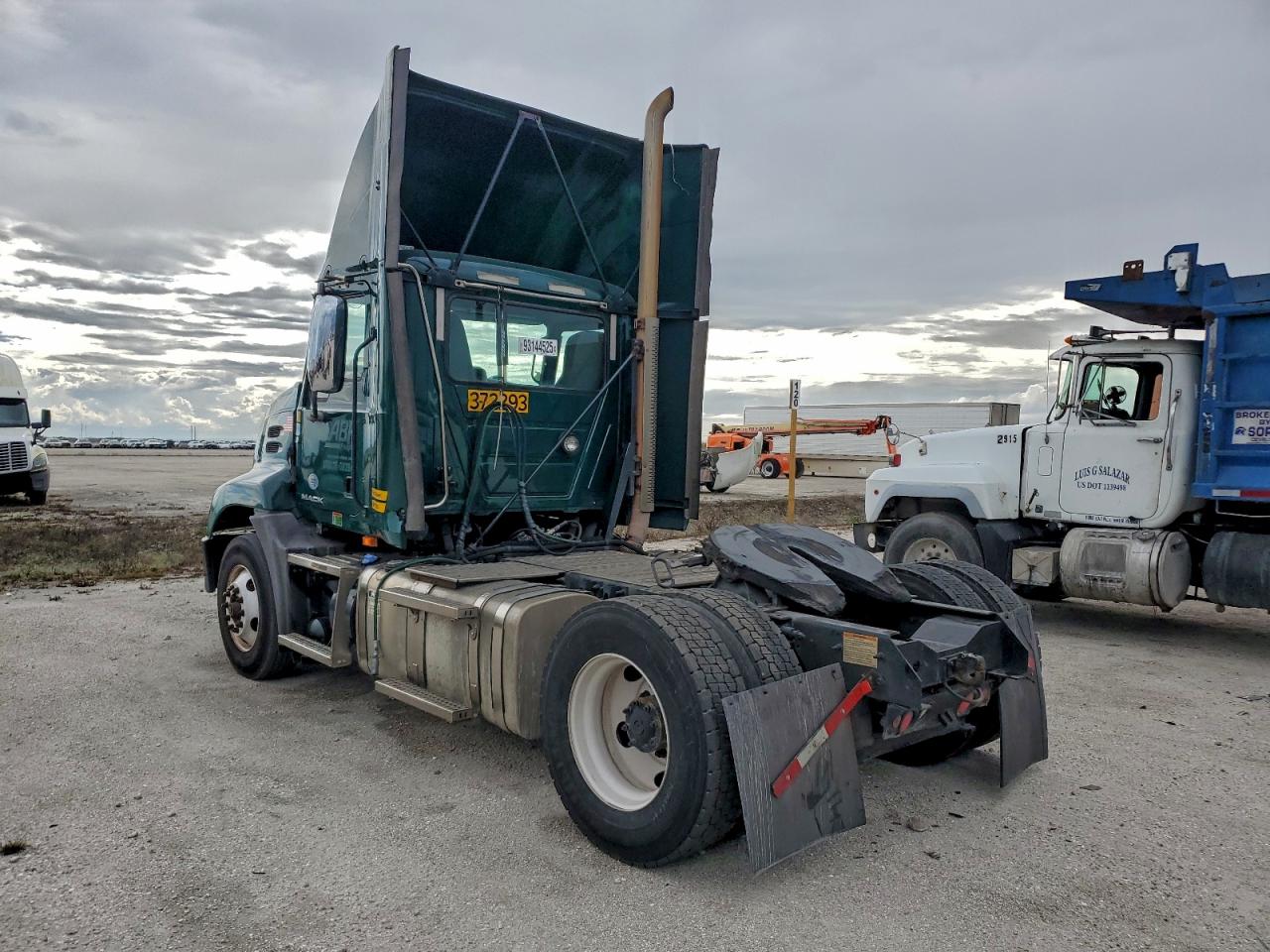 Lot #3302766342 2018 MACK CXU613