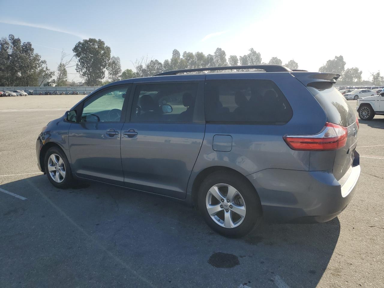 Lot #3304889536 2017 TOYOTA SIENNA LE