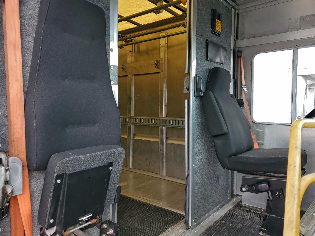 FORD ECONOLINE E450 SUPER DUTY COMMERCIAL STRIPPED CHASSIS